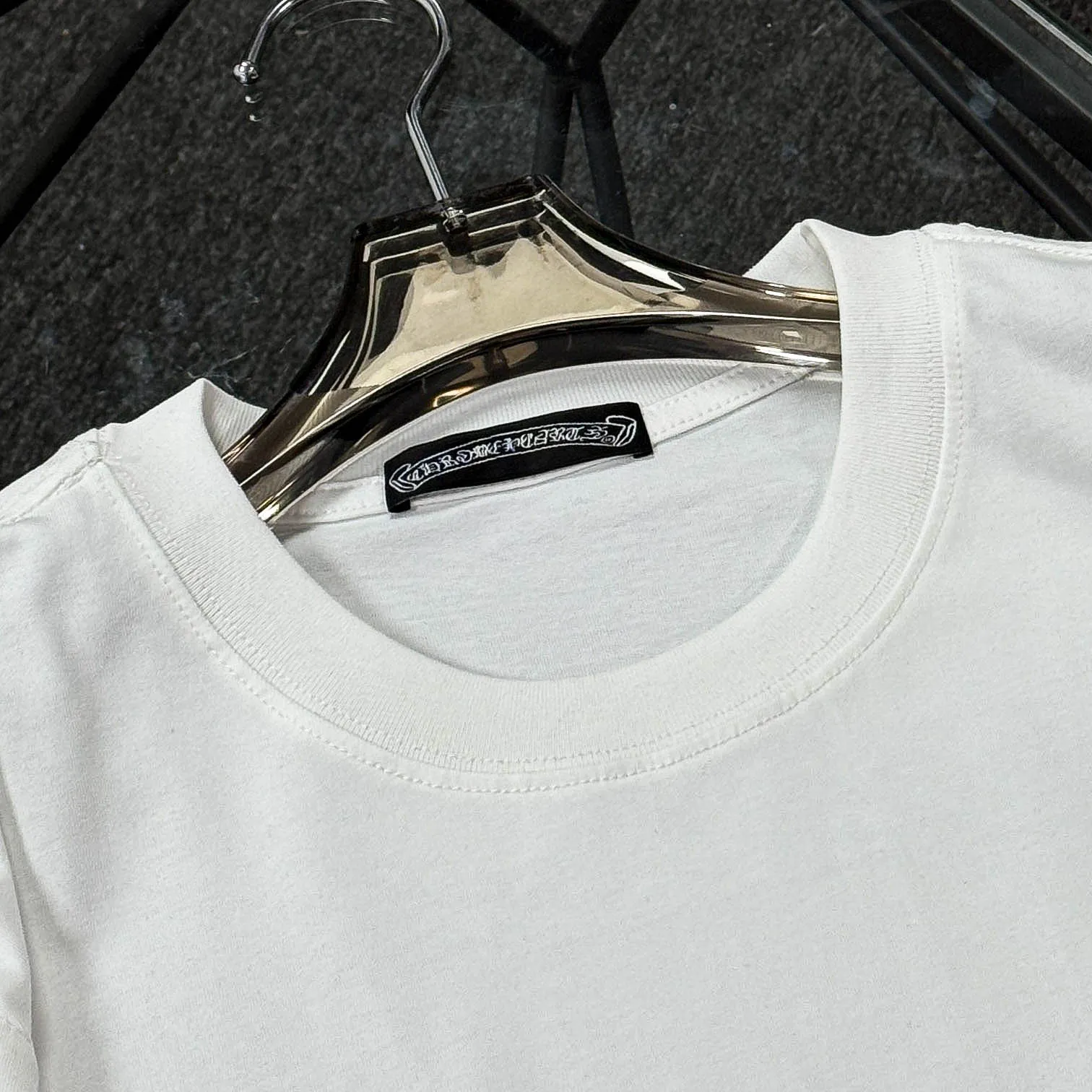 P170 Chrome Hearts Chrome Hearts 25 high version. The fabric is made of 300 grams of high-density pure cotton. It does not deform or shrink. It has three labels. It is the same style for men and women. Technology: suede foam printing. Color: white, black. SIZE: S-XL.